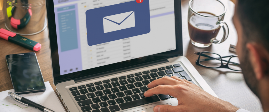 Image illustrant la création d’un message e-mail personnalisé et pertinent, avec des visuels représentant la rédaction d’un contenu ciblé, la segmentation des destinataires et l’adaptation du ton pour chaque audience.