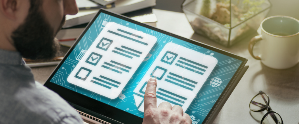 Image illustrant la phase de test d’une campagne e-mailing, avec un ordinateur affichant deux versions d’un même e-mail pour un test A/B, symbolisant la vérification du design, des liens et de la compatibilité sur différents appareils avant l’envoi.