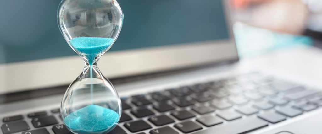 Illustration sur l’importance du timing dans les campagnes e-mailing : envoyer un e-mail au bon moment peut doubler le taux d’ouverture. Image qui représente un sablier sur un ordinateur.
